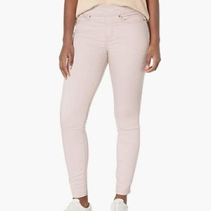 Nwt Signature Levi pull on skinny pant
